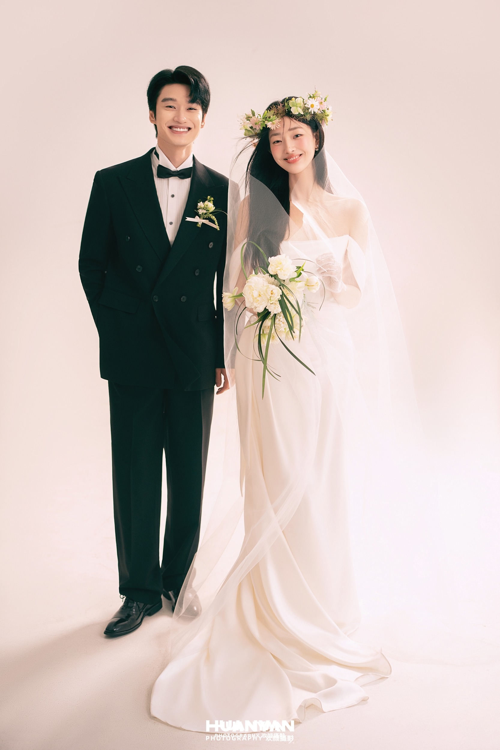 与花同席：韩式温柔婚纱照室内影棚实拍