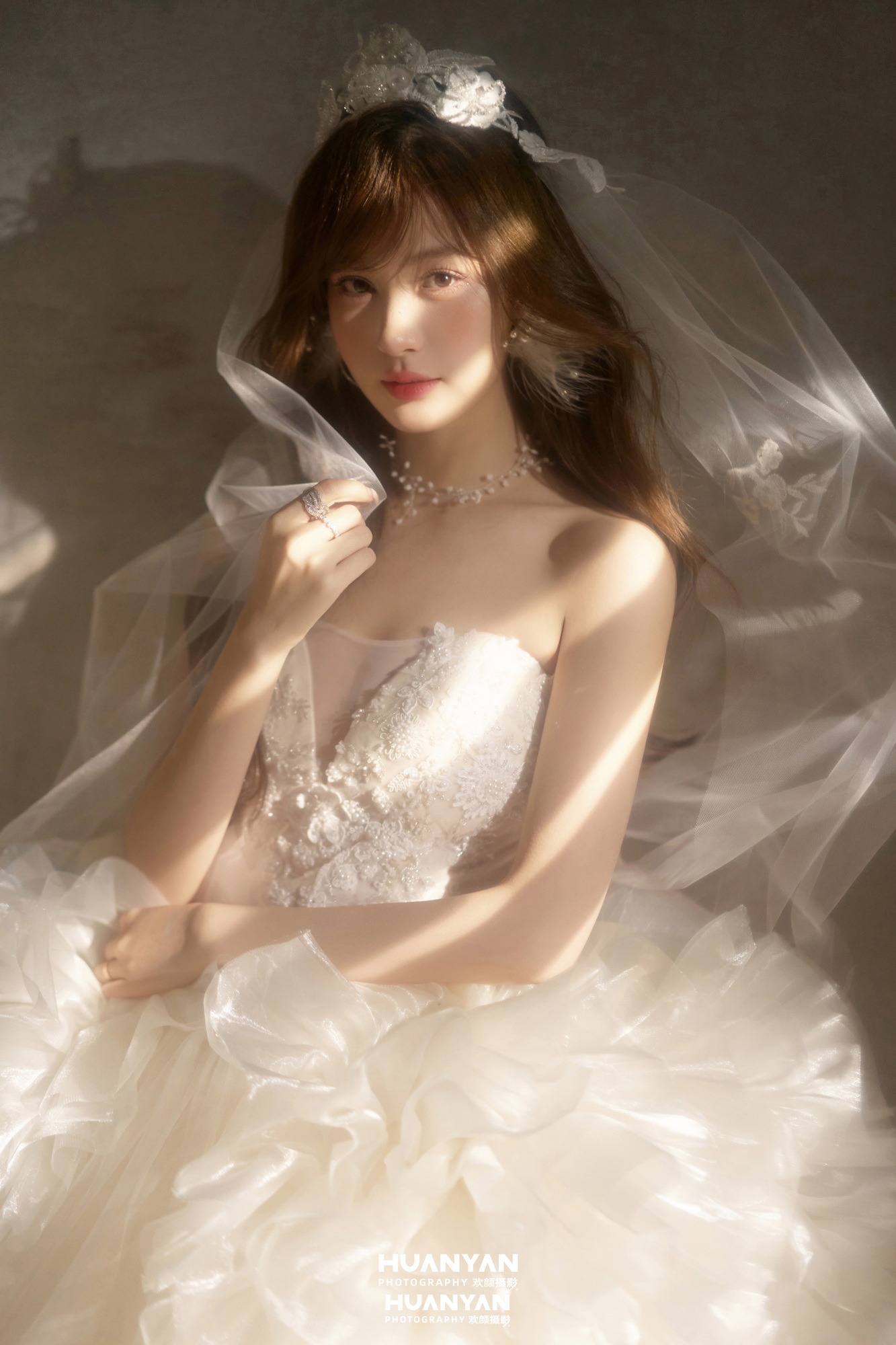 一格斜阳：浪漫唯美婚纱照室内影棚实拍