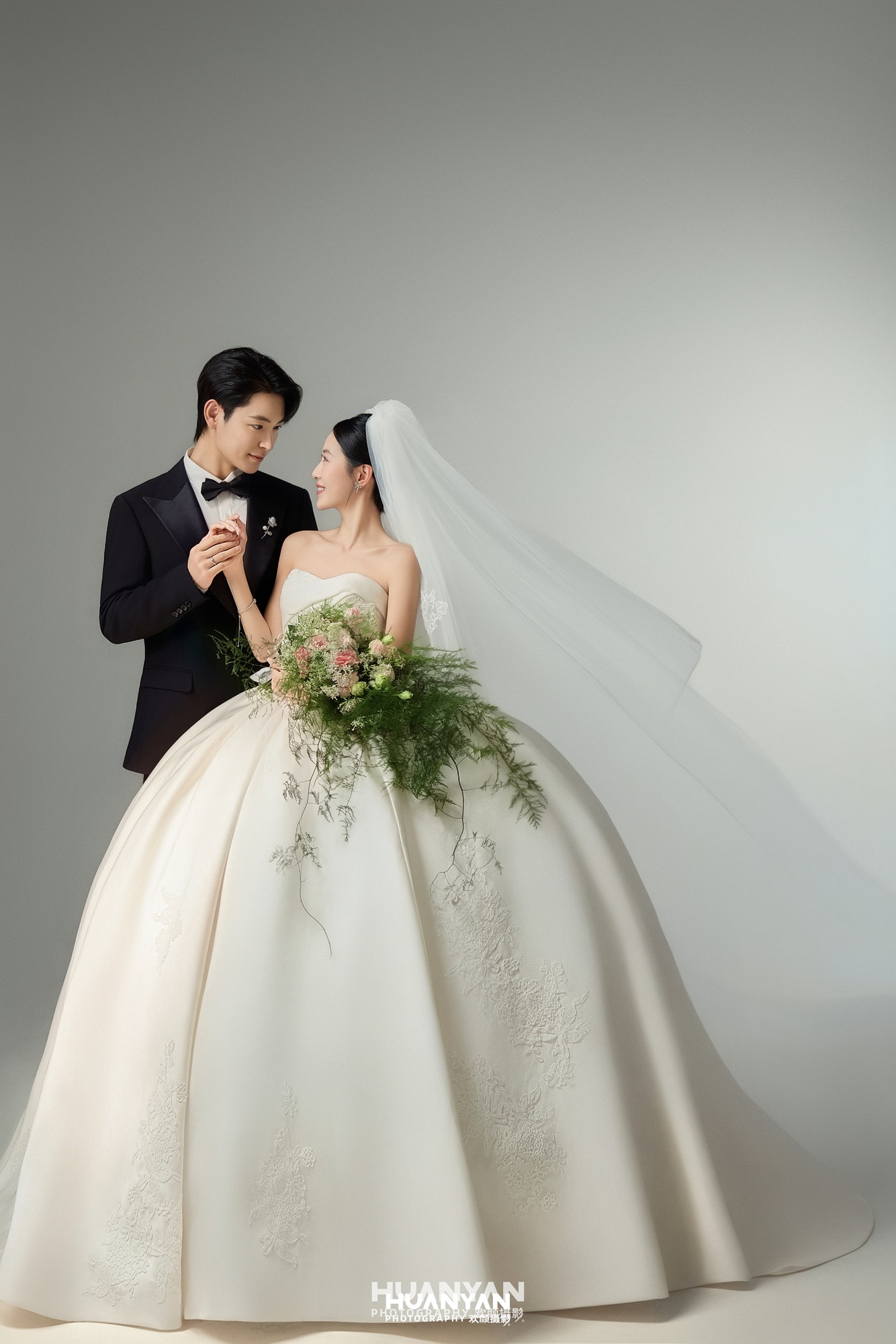 捧花与吻：韩式温柔婚纱照室内影棚实拍