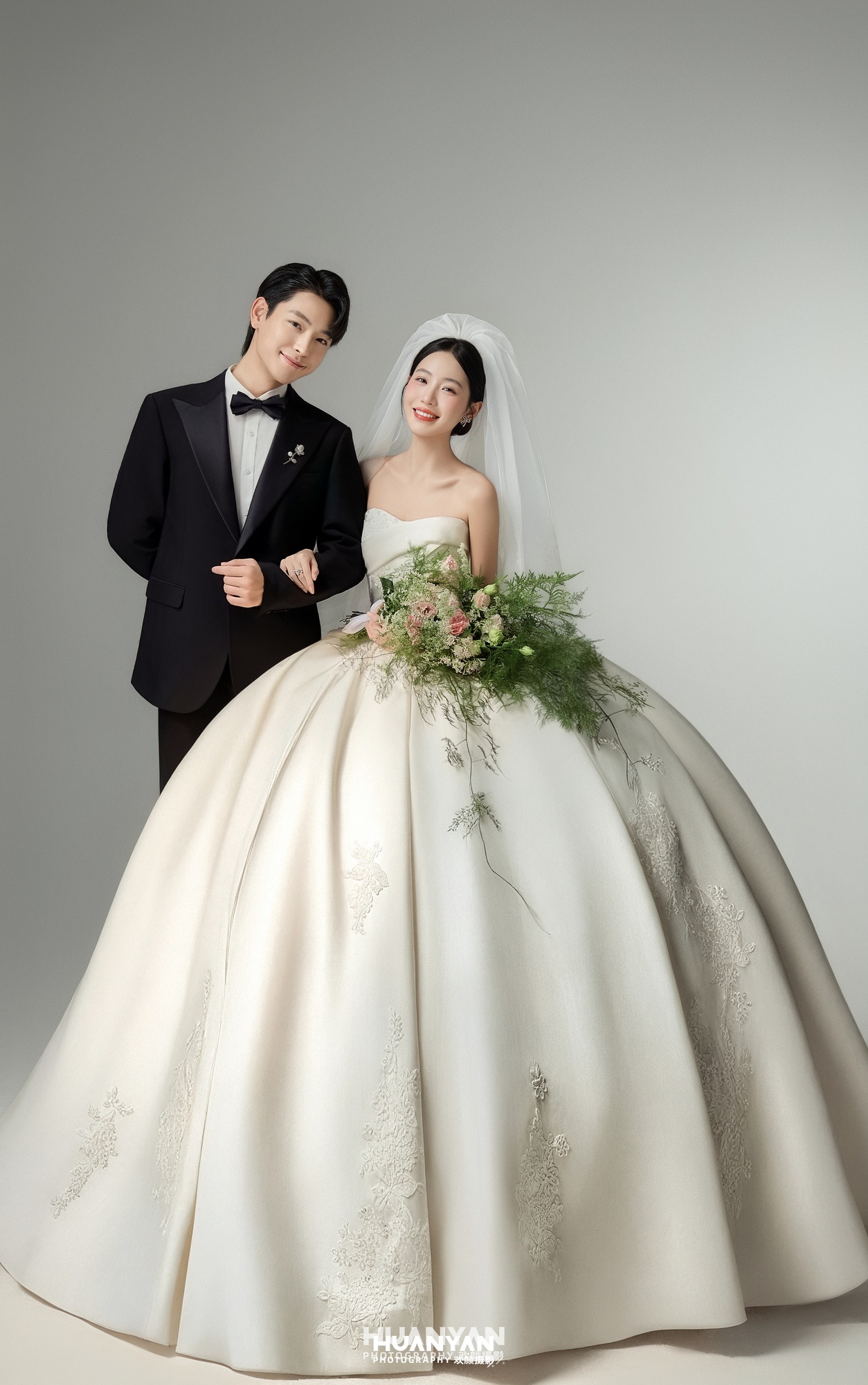 室内影棚韩式温柔婚纱照实拍（捧花与吻系列）