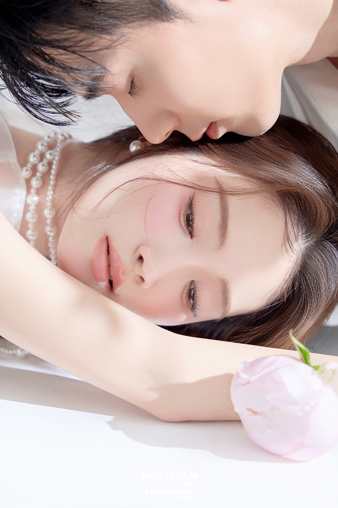 彩絮晴天客片第3张｜韩式温柔婚纱照，摄于室内影棚