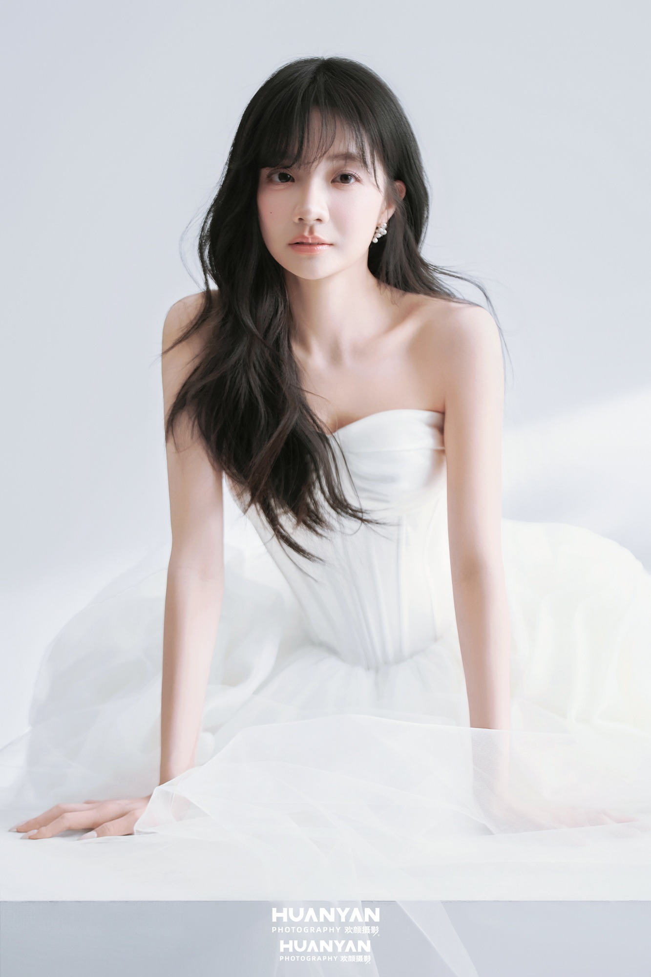 柔光相偎：浪漫唯美婚纱照室内影棚实拍