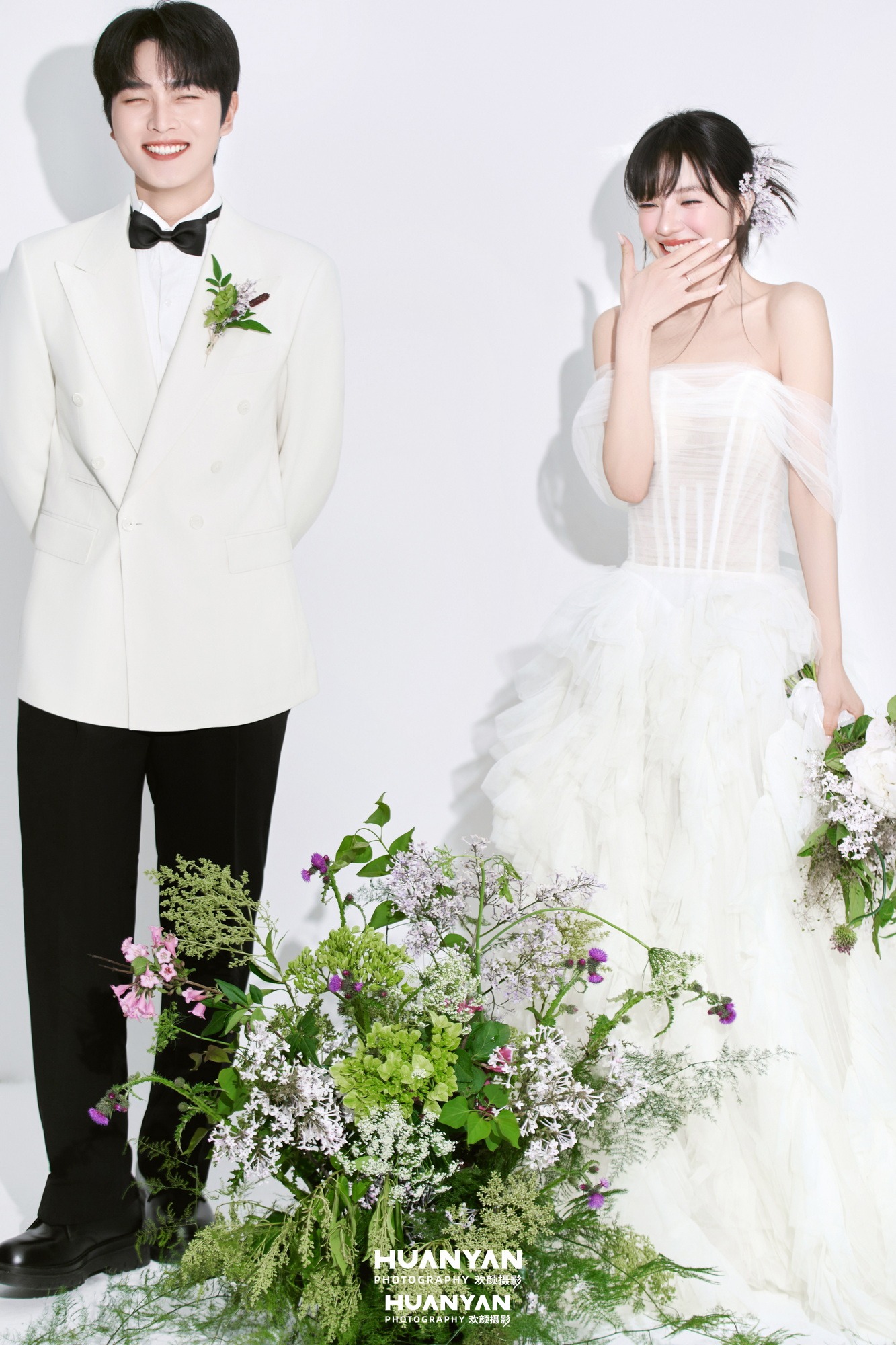 花畔依偎：韩式温柔婚纱照室内影棚实拍