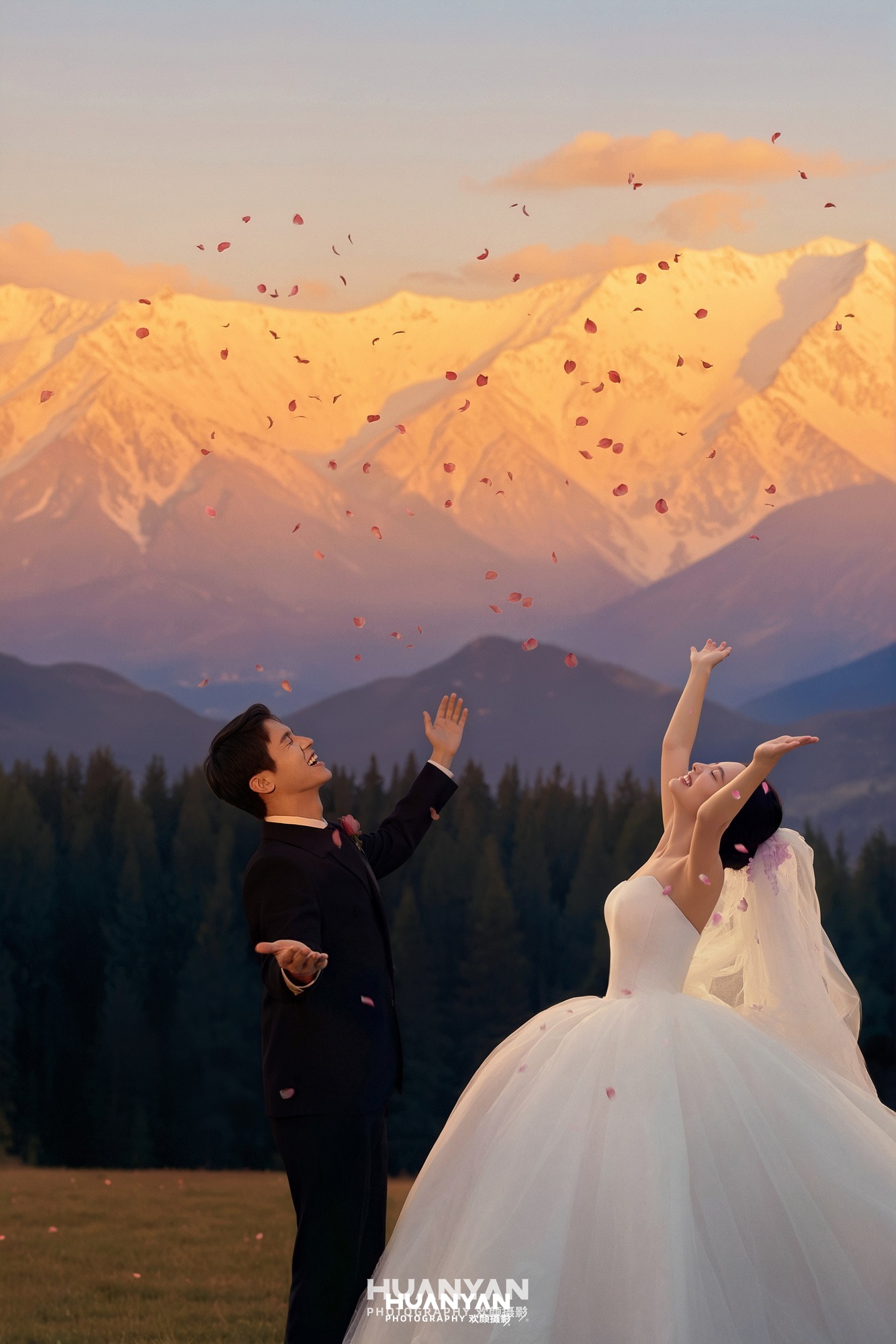 霞染雪山：浪漫唯美婚纱照户外自然实拍