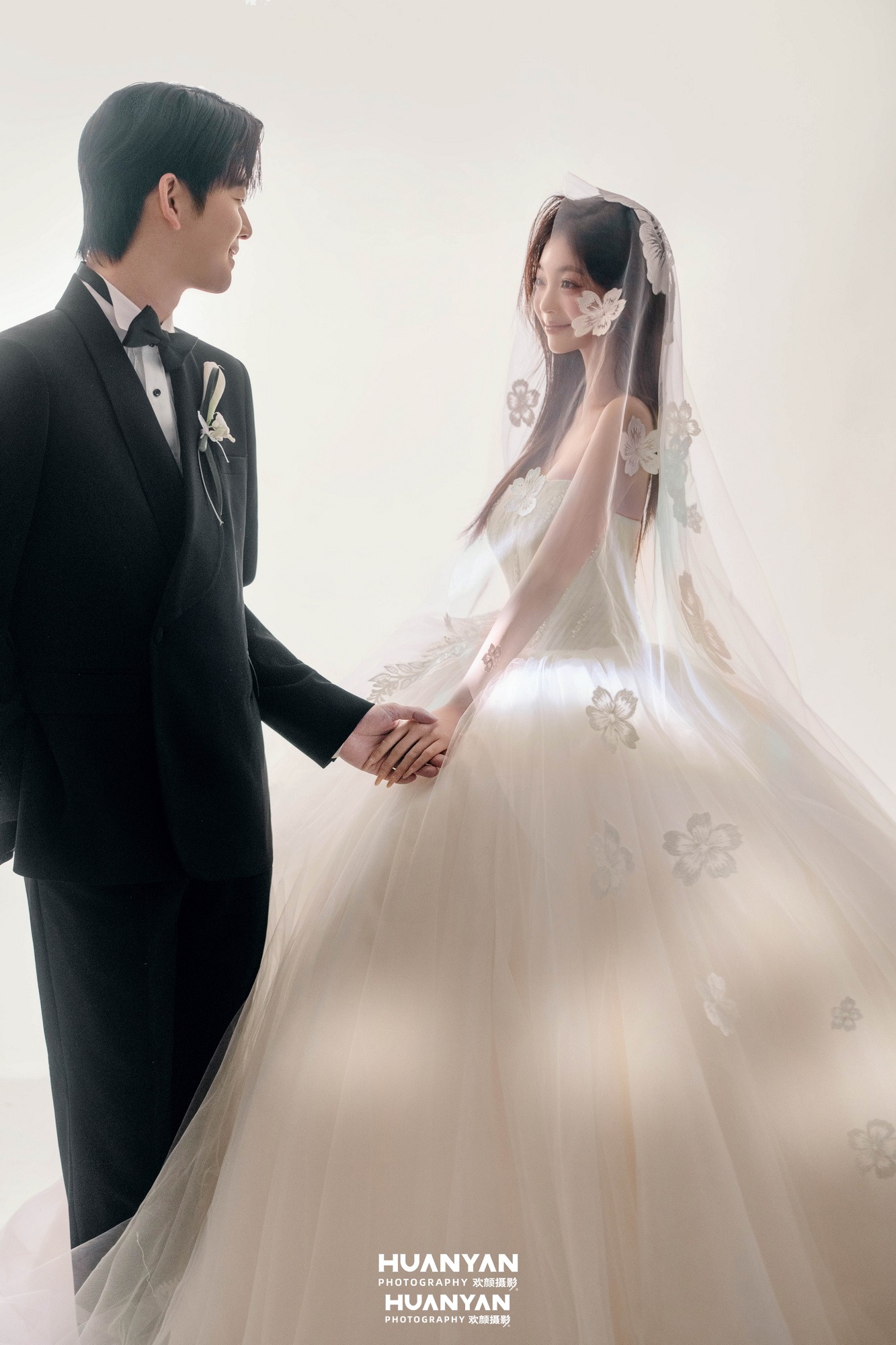 融金时刻：浪漫唯美婚纱照室内影棚实拍