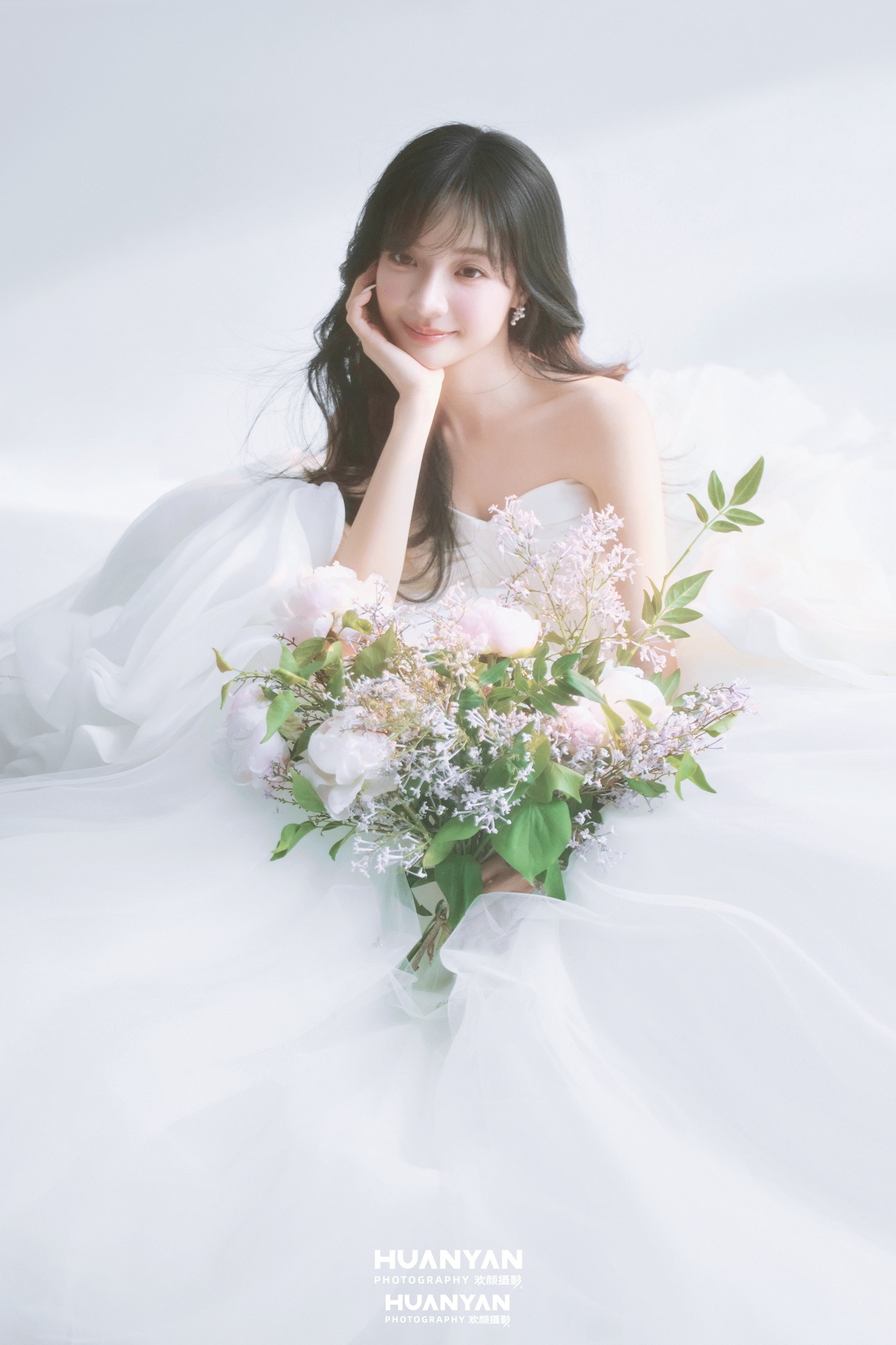 柔光相偎：浪漫唯美婚纱照室内影棚实拍