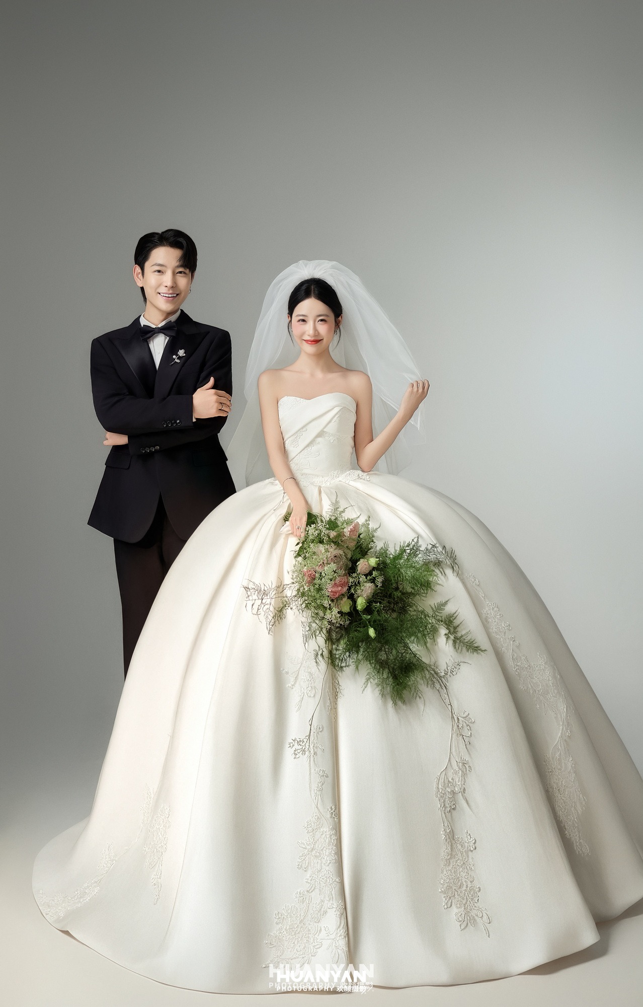 捧花与吻客片第7张｜韩式温柔婚纱照，摄于室内影棚