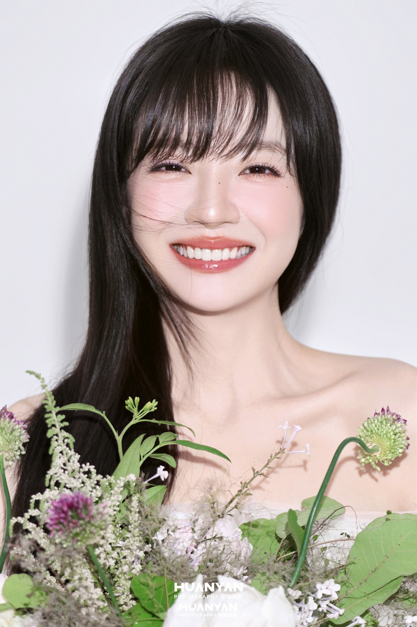 花畔依偎：韩式温柔婚纱照室内影棚实拍