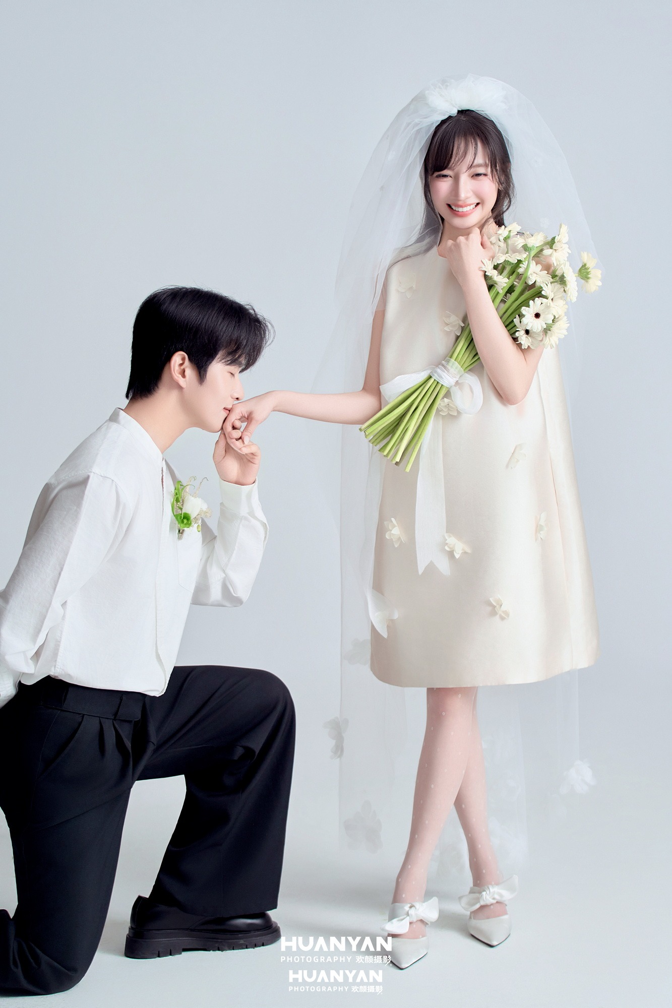 白菊心事客片第11张｜韩式温柔婚纱照，摄于室内影棚