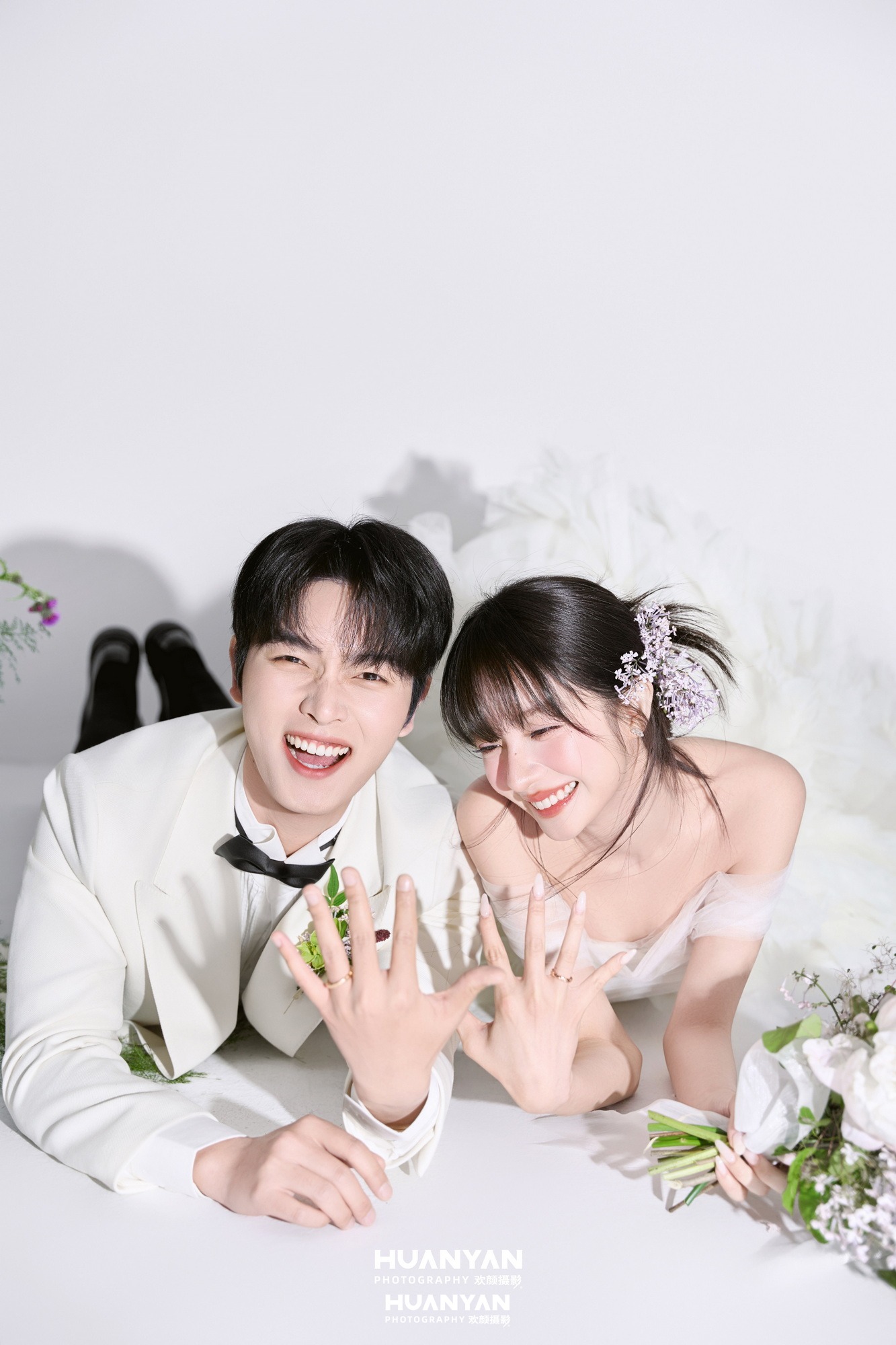 韩式温柔婚纱照 · 室内影棚场景 · 花畔依偎客片