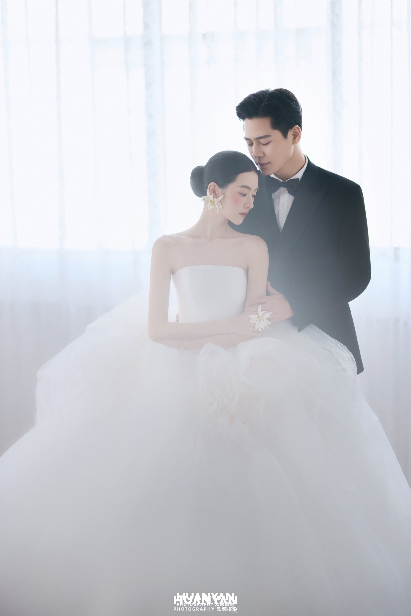 暖拥：浪漫唯美婚纱照室内影棚实拍