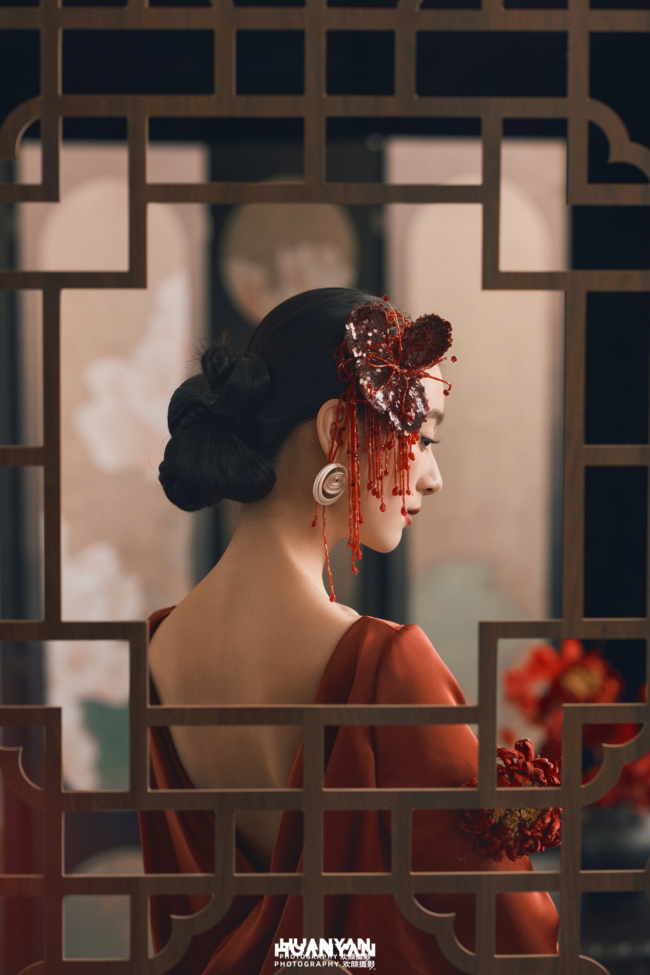 灼灼红裳客片第7张｜新中式婚纱照，摄于室内影棚