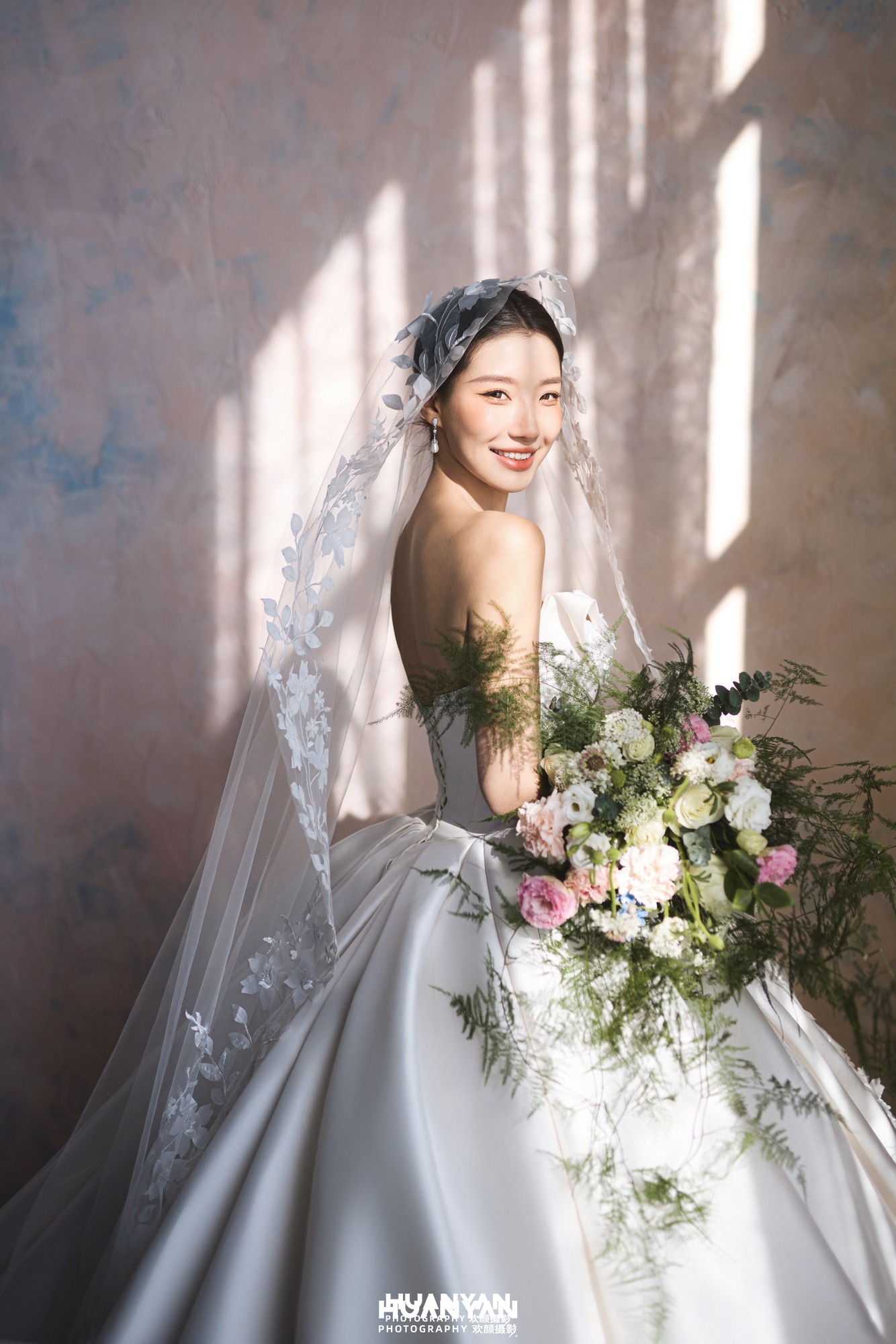 韩式温柔婚纱照 · 室内影棚场景 · 斜光映纱客片