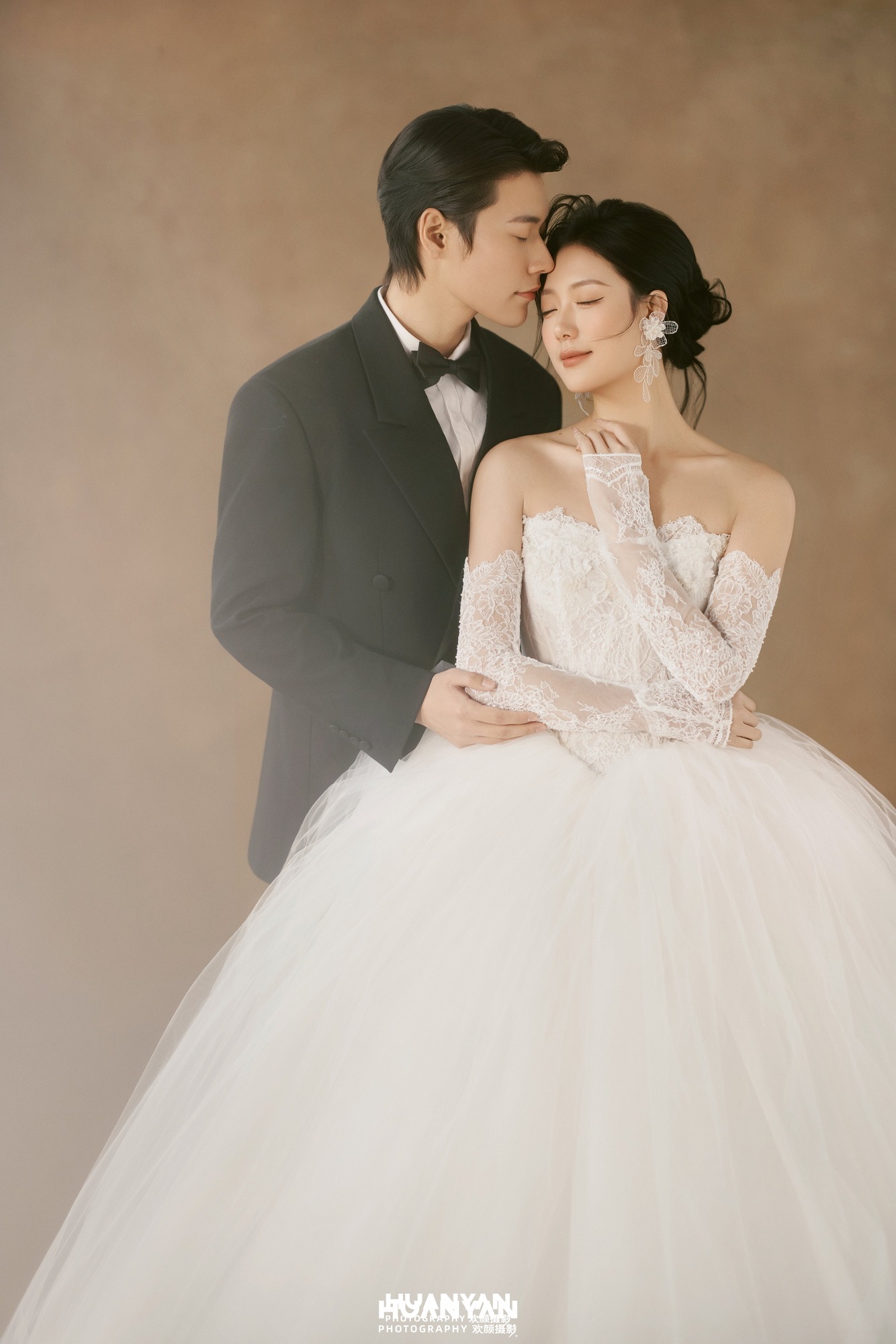 依偎成诗：浪漫唯美婚纱照室内影棚实拍