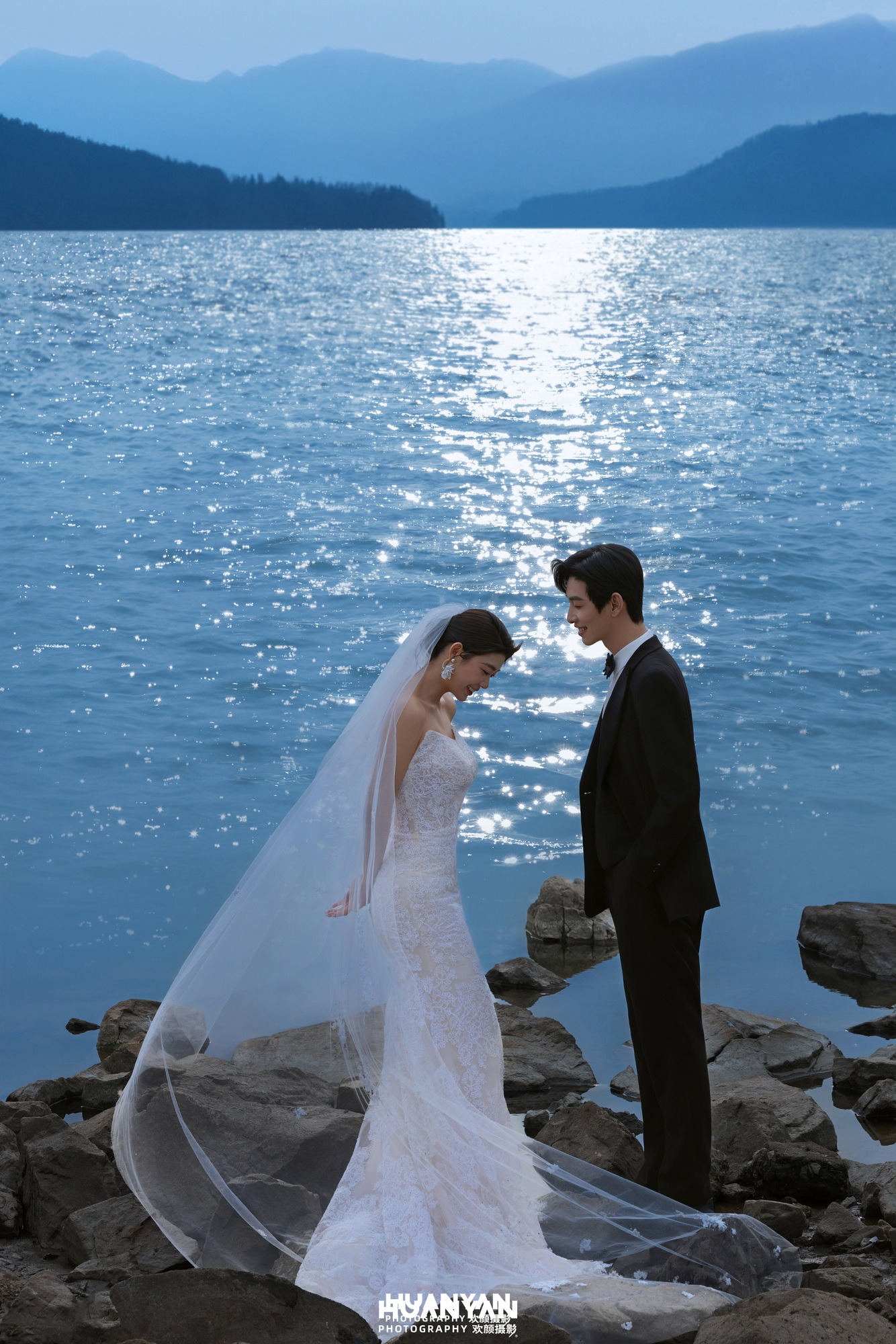 碧波为盟客片第3张｜浪漫唯美婚纱照，摄于湖畔江景