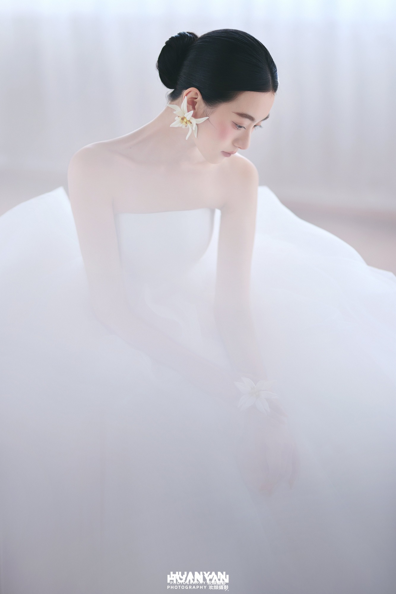 浪漫唯美婚纱照 · 室内影棚场景 · 暖拥客片