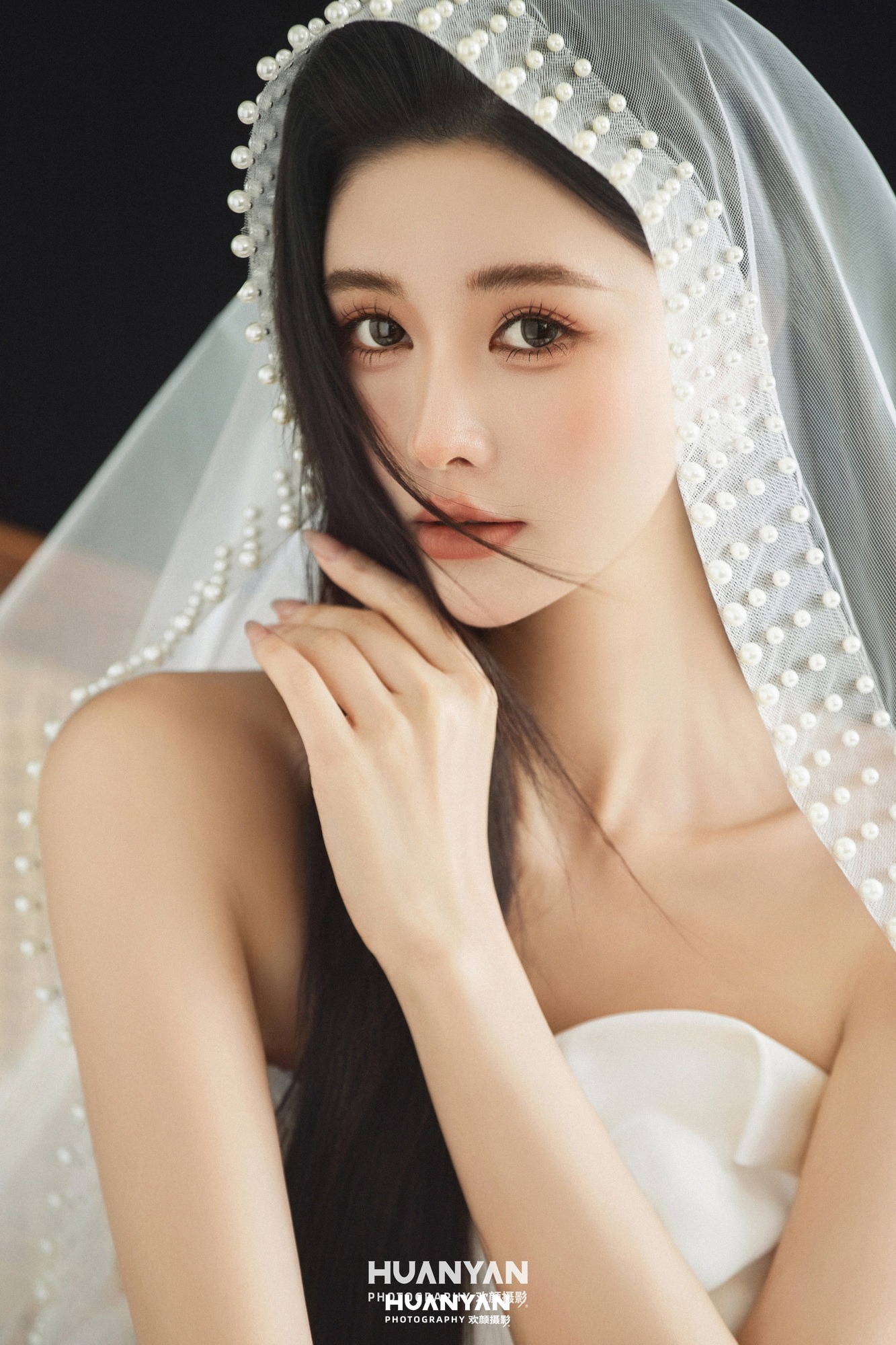 夜色与白纱：极简婚纱照室内影棚实拍