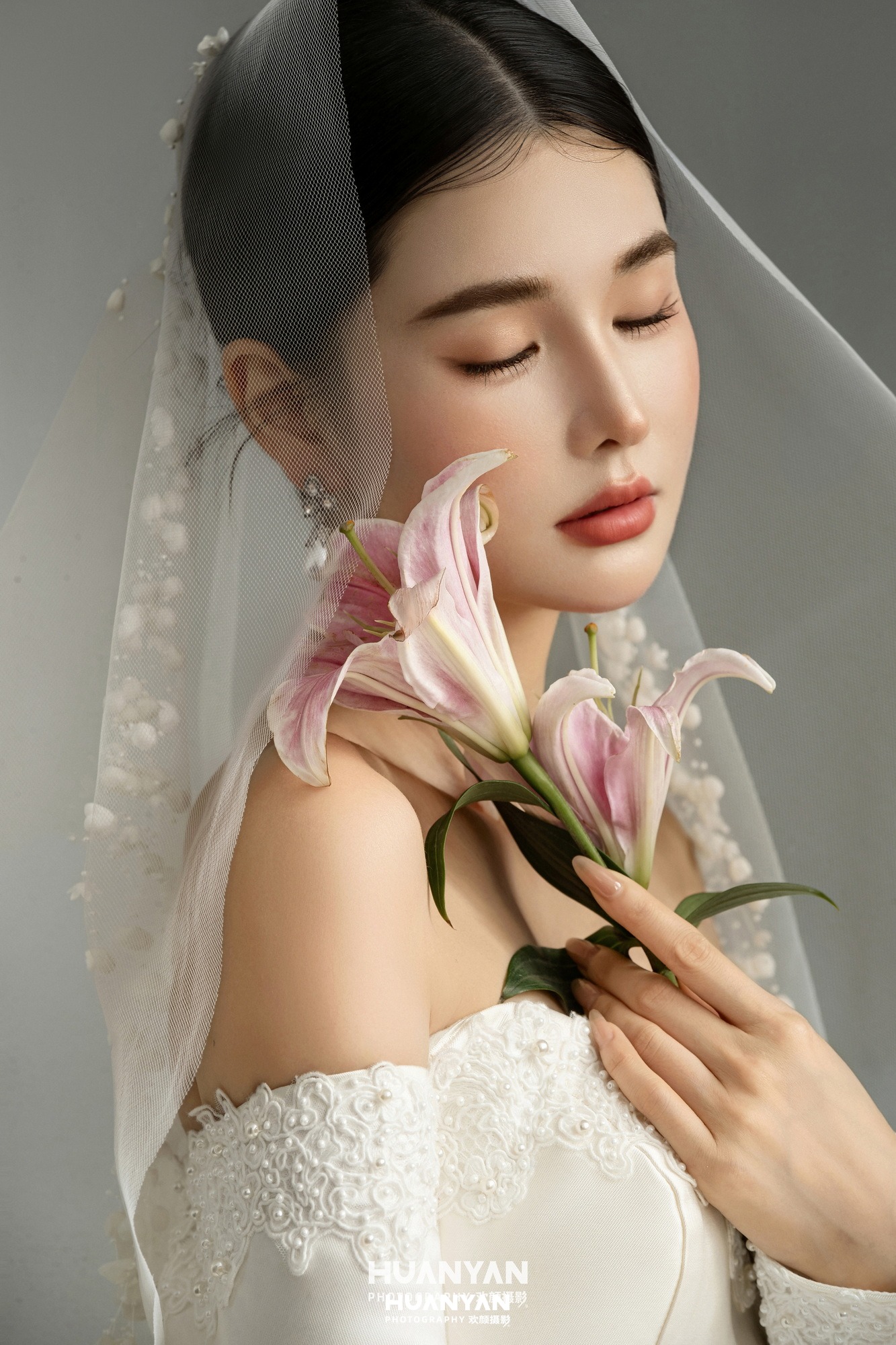 网纱红唇：极简婚纱照室内影棚实拍