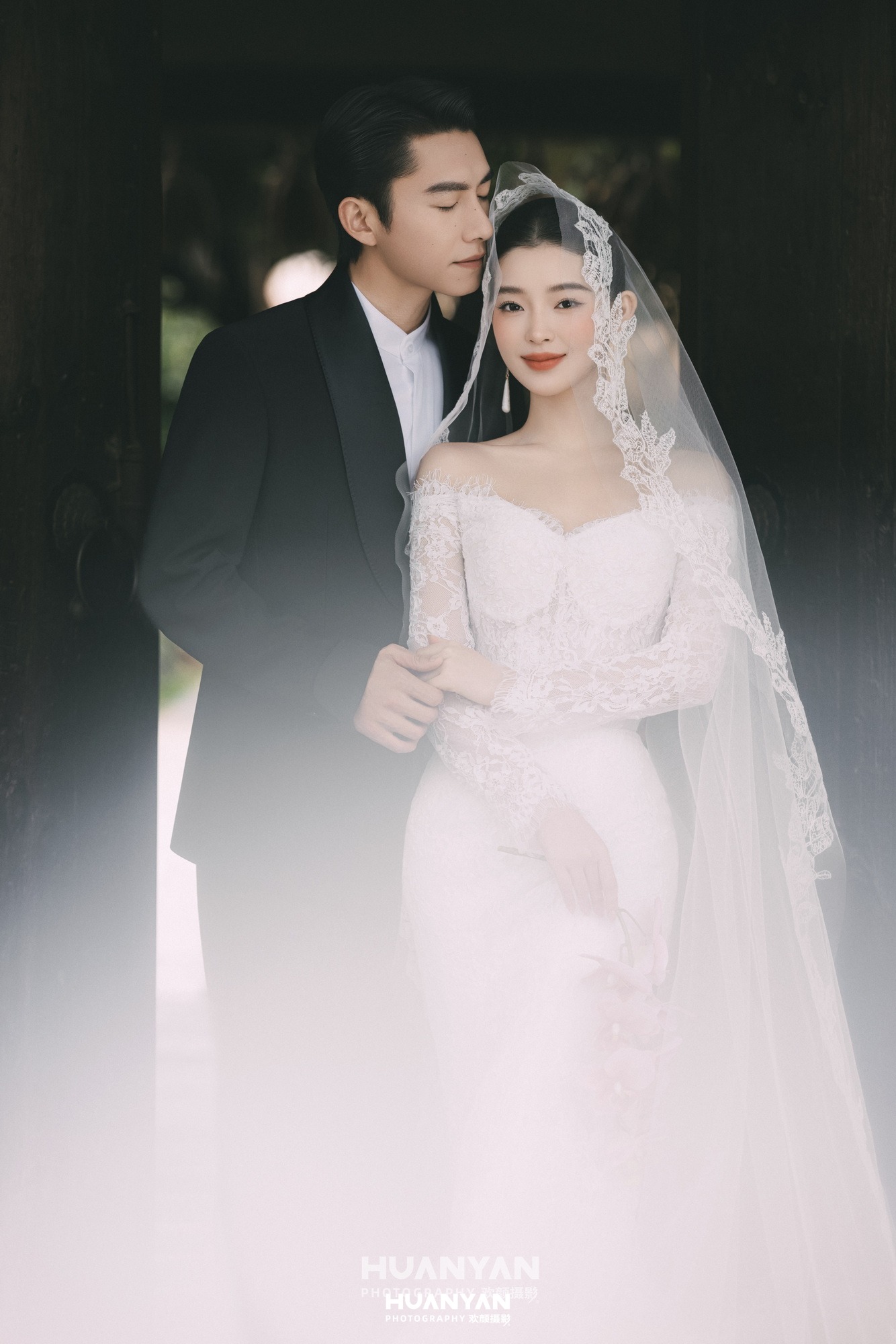 旧门新纱：清新自然婚纱照老街胡同实拍