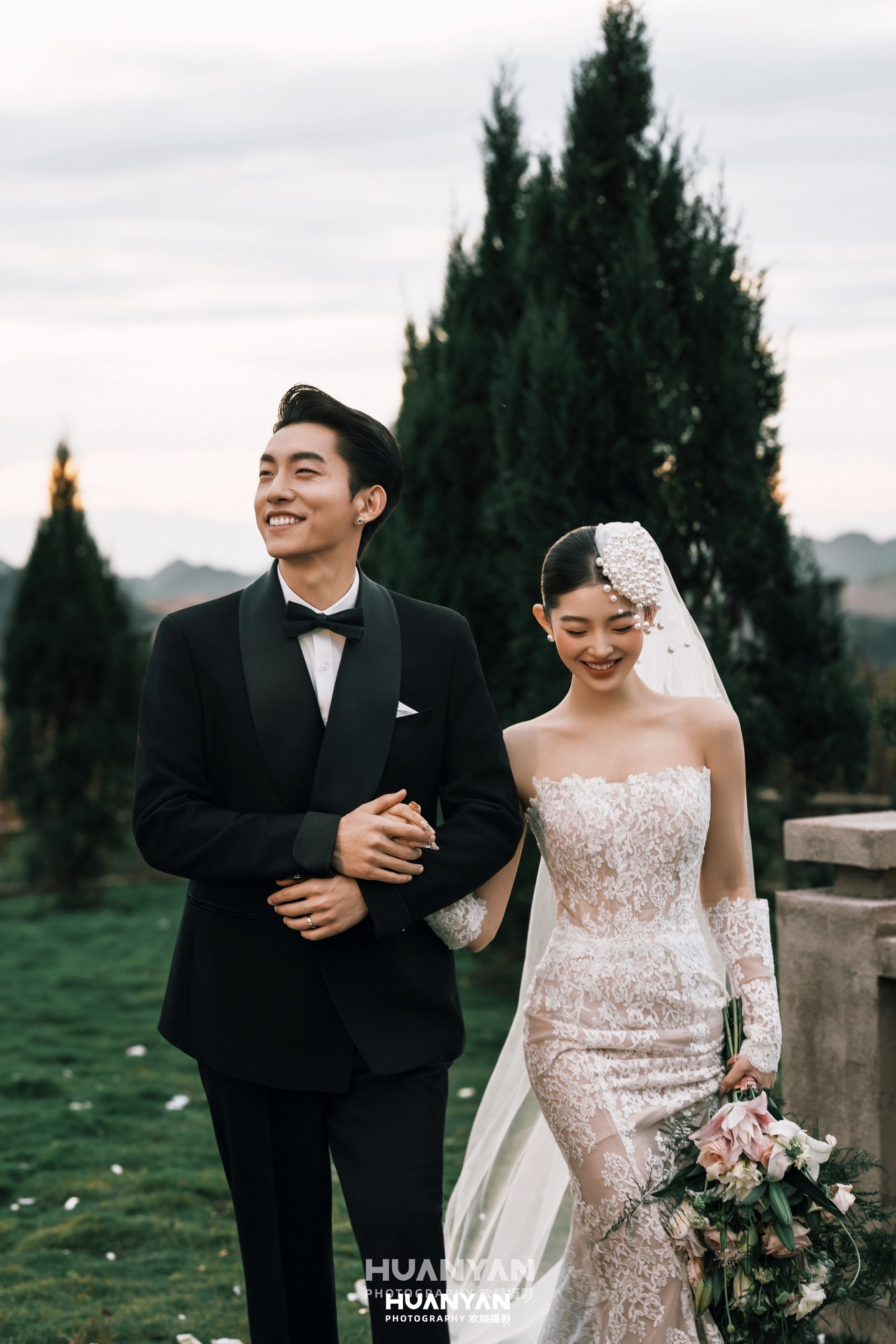 柏间风起：复古婚纱照户外自然实拍