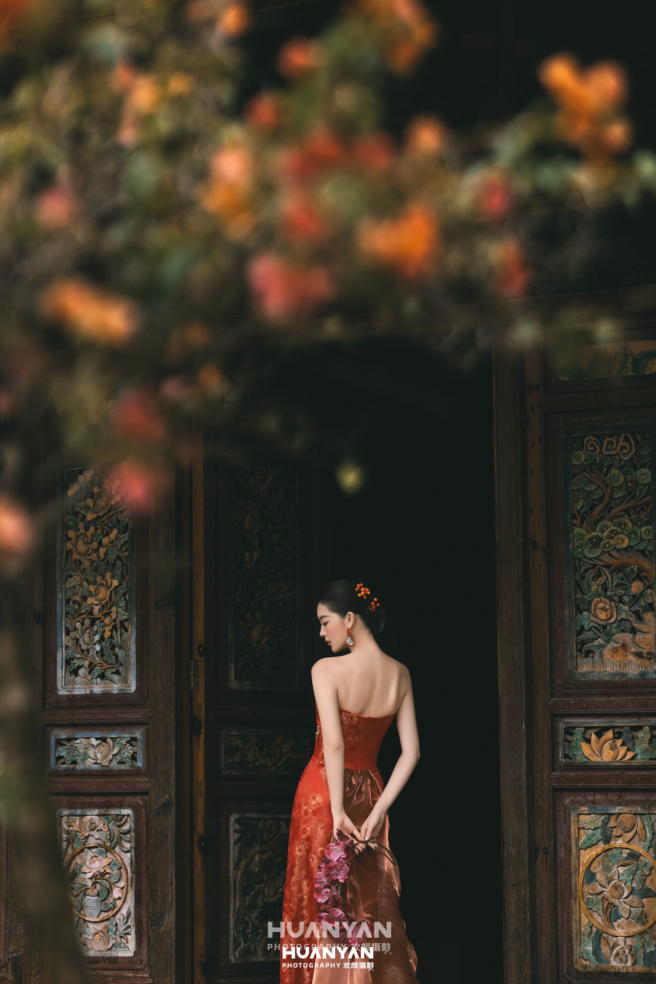 朱门映红：新中式婚纱照老街胡同实拍