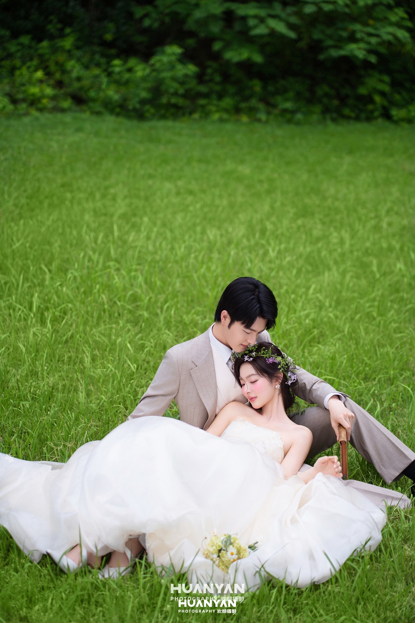清新自然婚纱照 · 户外自然场景 · 绿茵花环客片