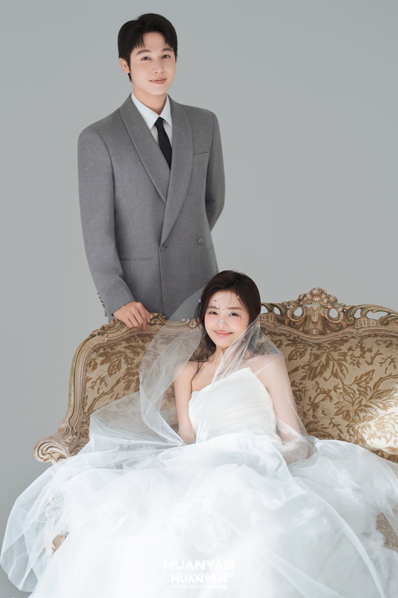 室内影棚极简婚纱照实拍（浅灰笑意系列）