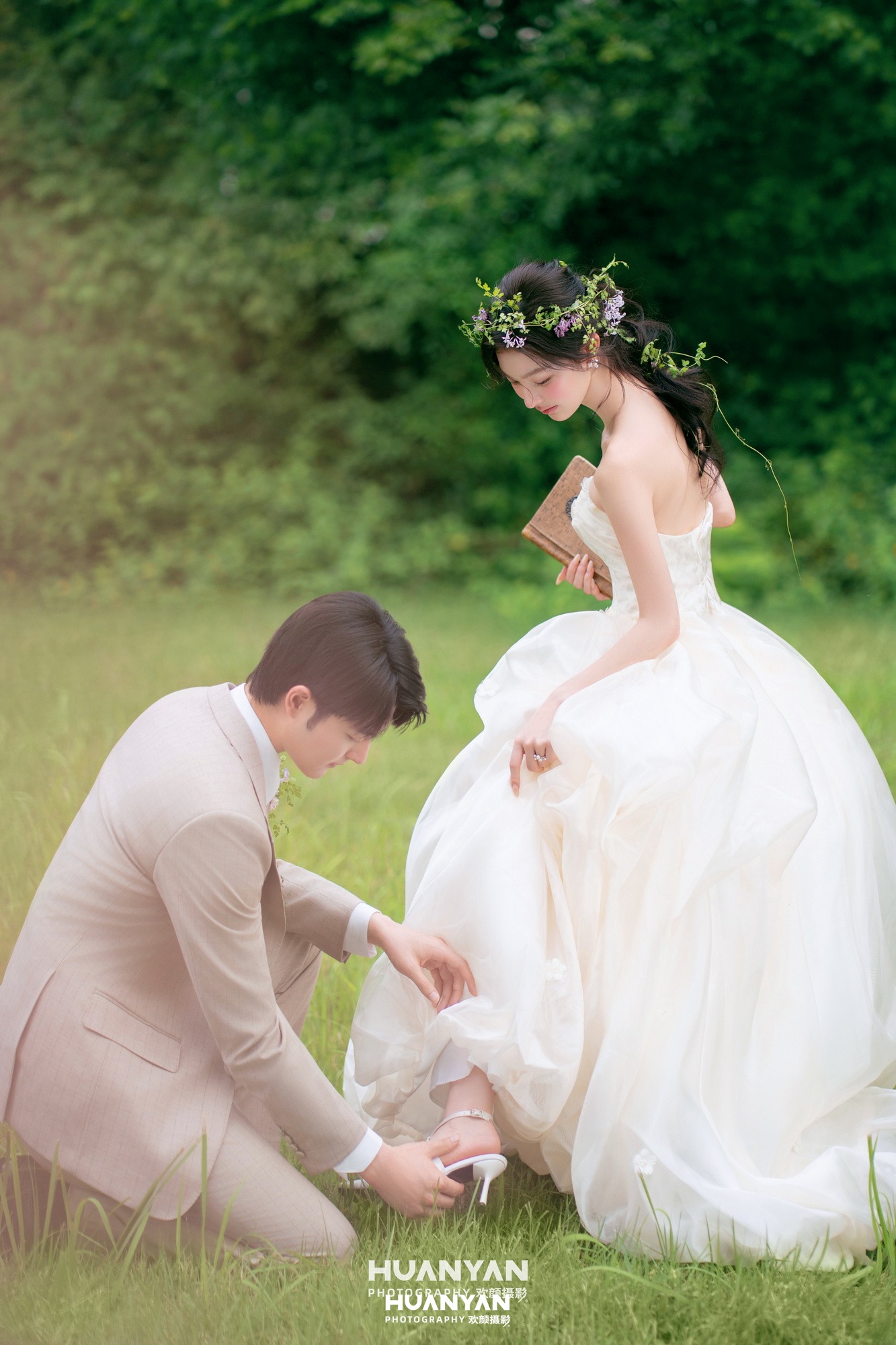 绿茵花环客片第11张｜清新自然婚纱照，摄于户外自然