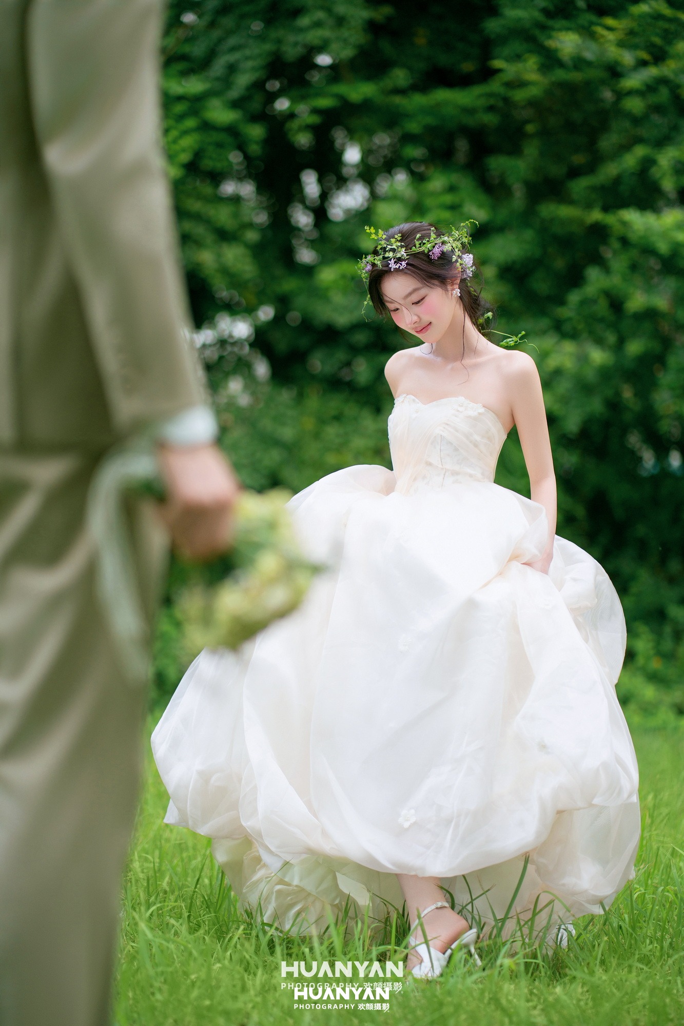 户外自然清新自然婚纱照实拍（绿茵花环系列）
