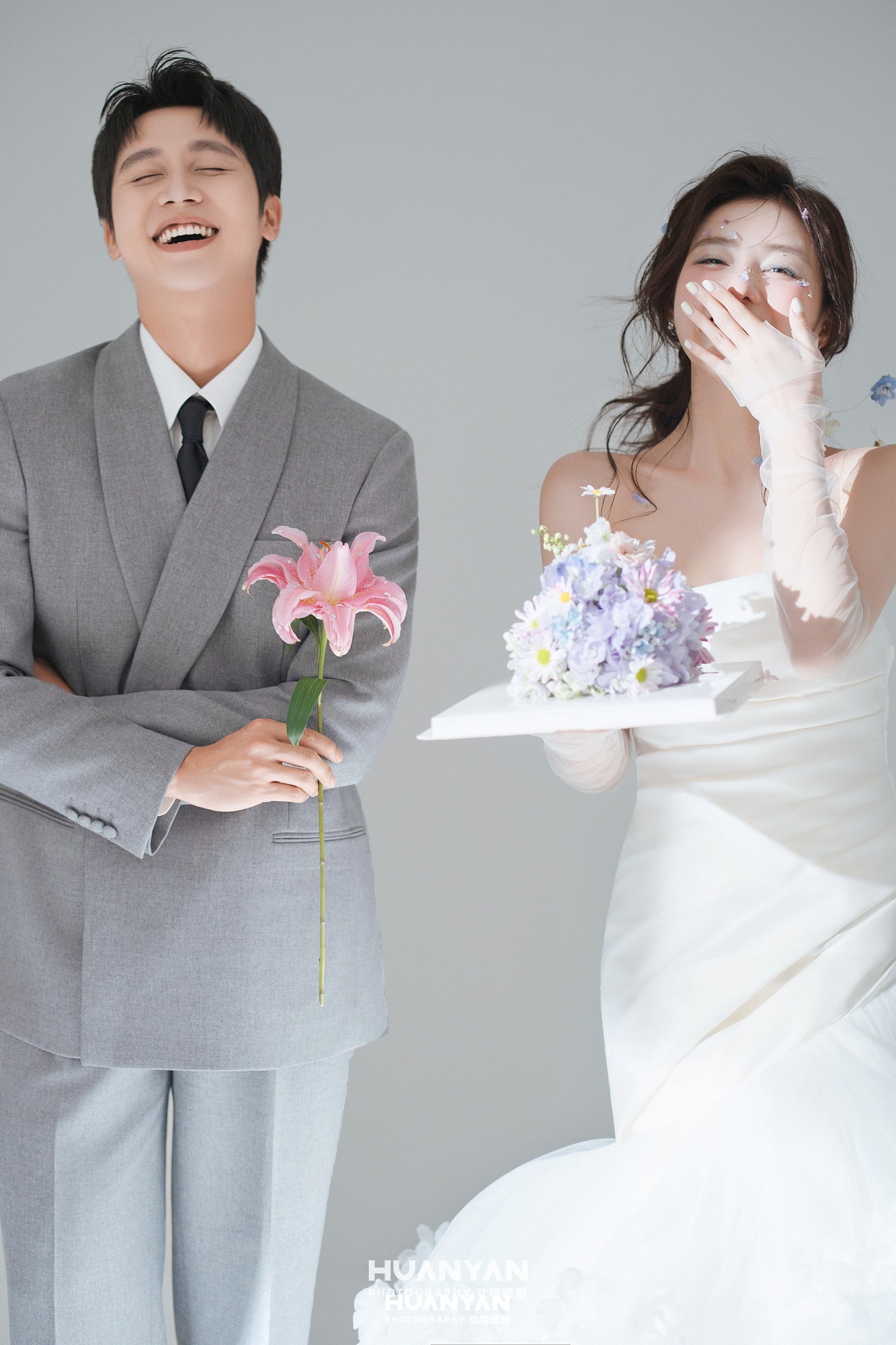 浅灰笑意：极简婚纱照室内影棚实拍