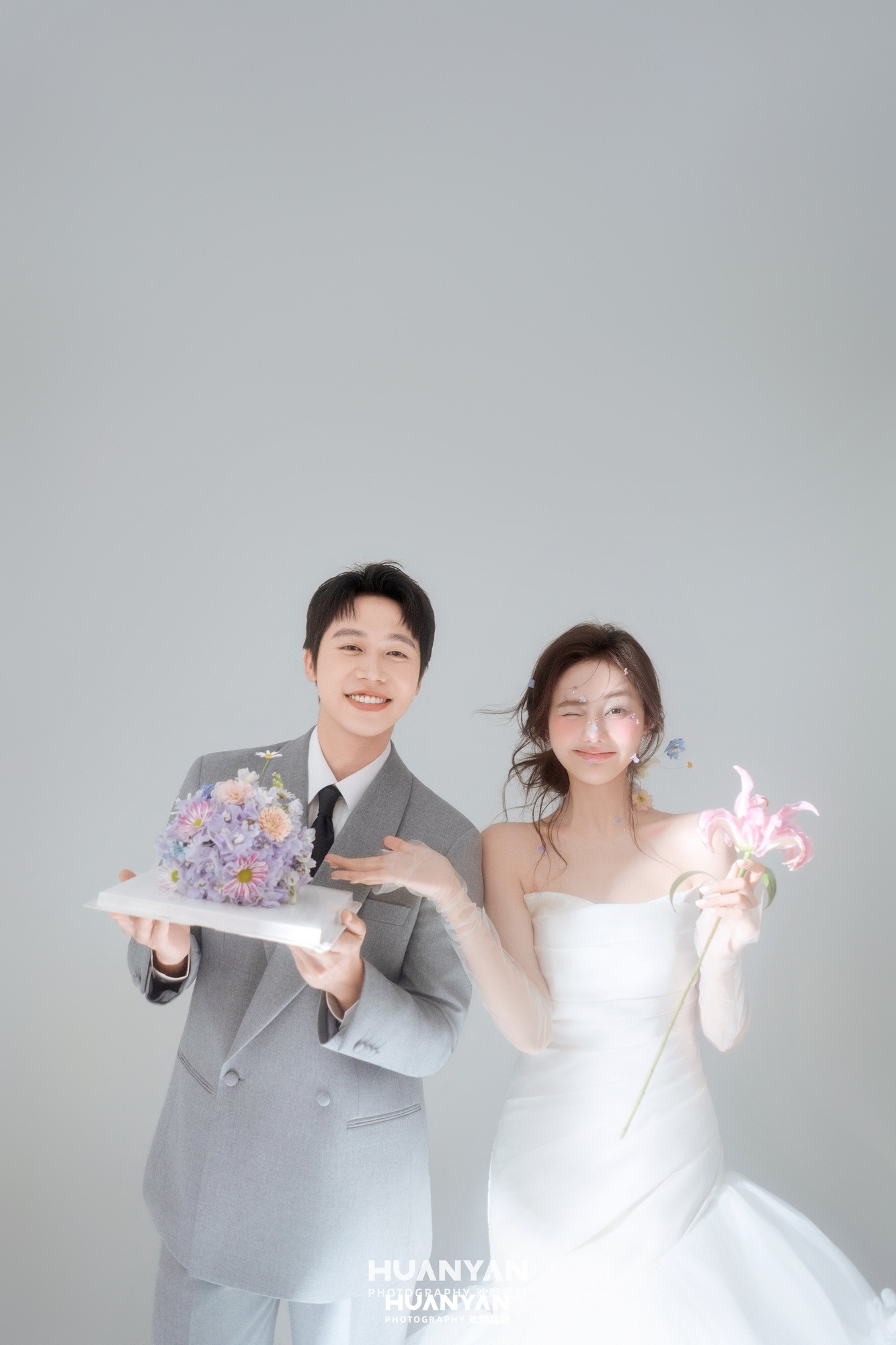 极简婚纱照 · 室内影棚场景 · 浅灰笑意客片