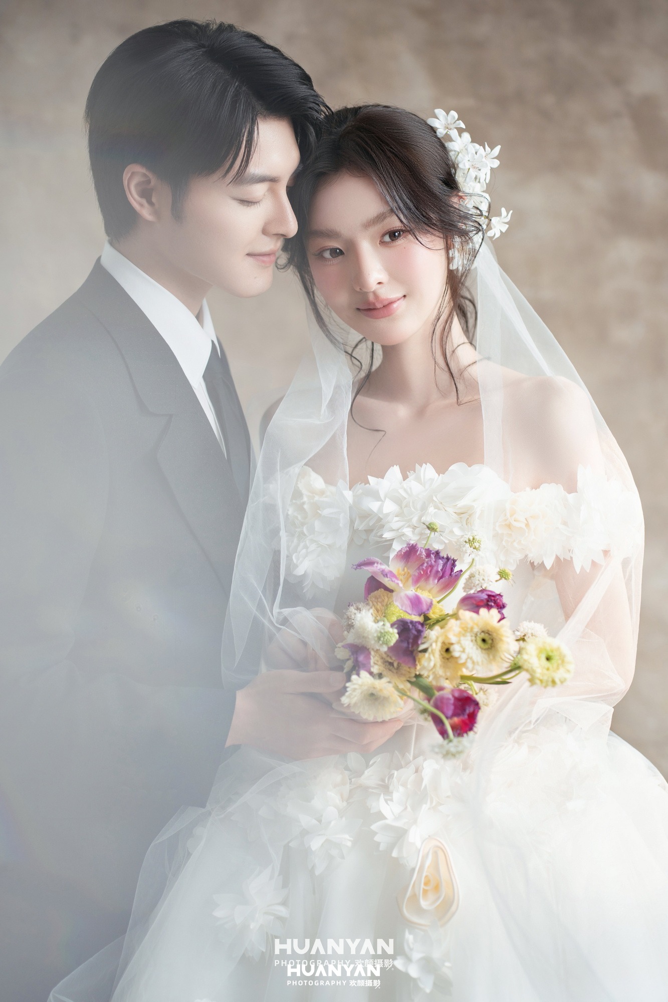 韩式温柔婚纱照 · 室内影棚场景 · 吻落纱间客片