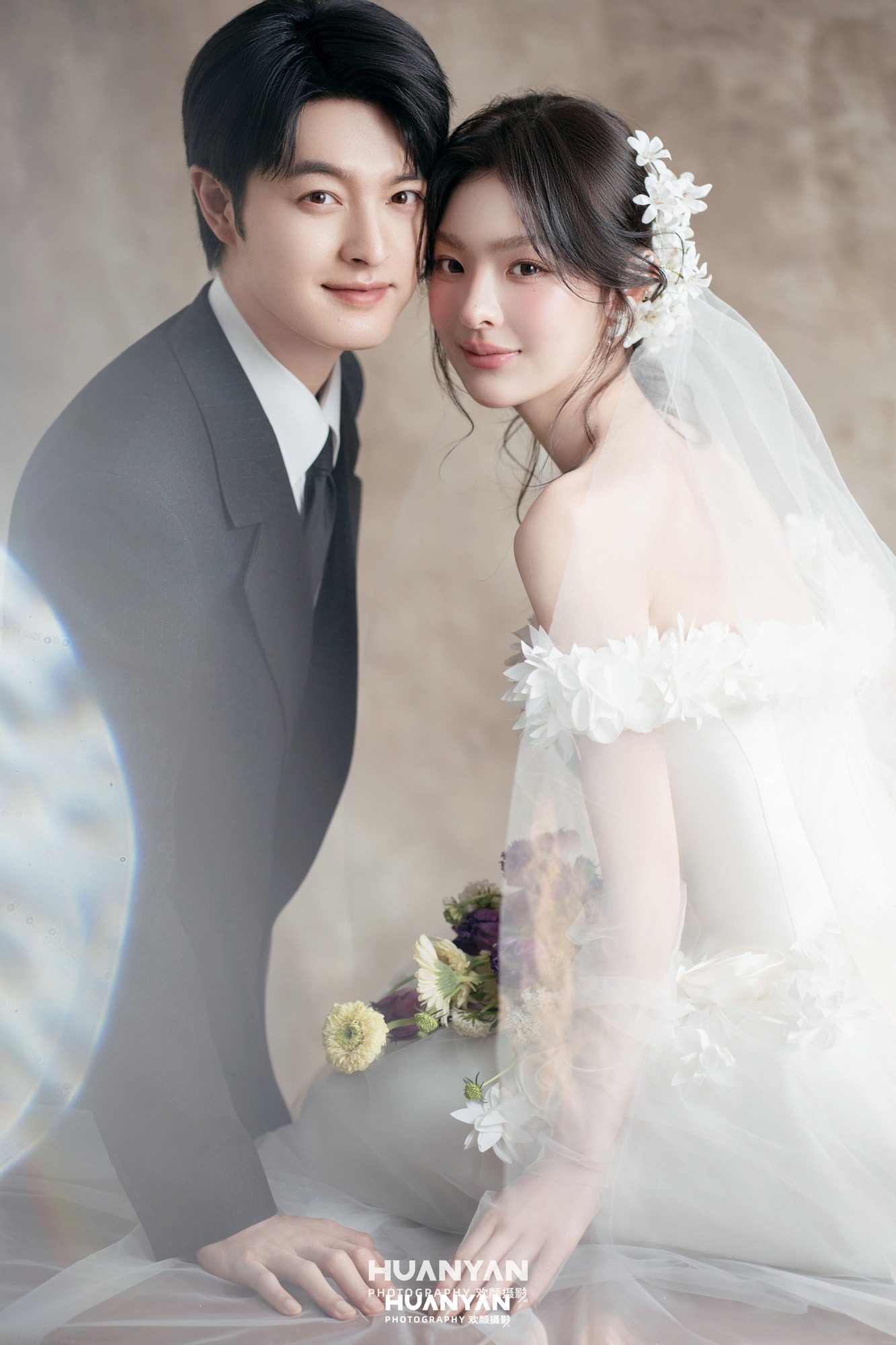 吻落纱间：韩式温柔婚纱照室内影棚实拍