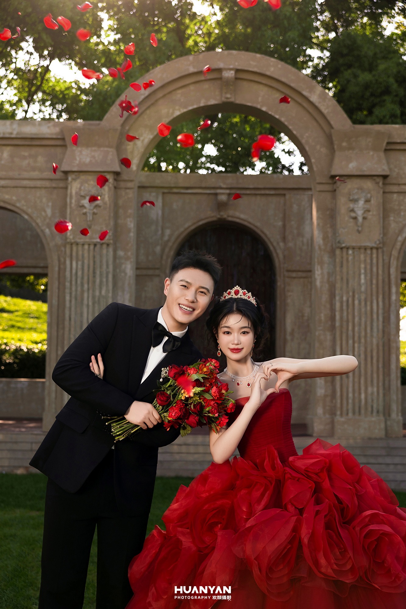 轻奢高级婚纱照 · 户外自然场景 · 玫瑰长阶客片
