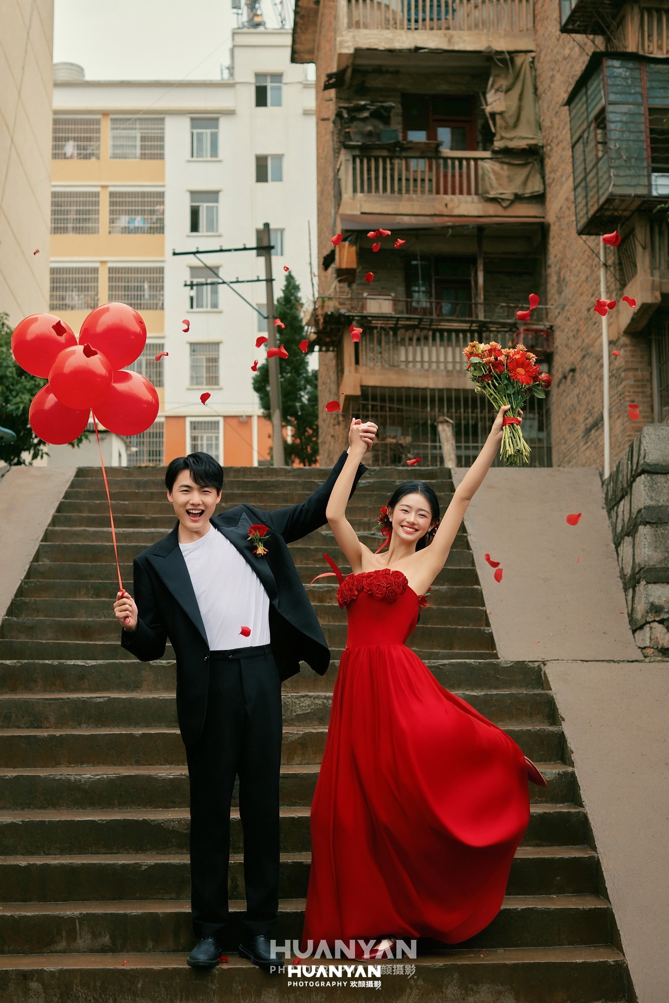 红气球客片第7张｜轻复古婚纱照，摄于城市街拍