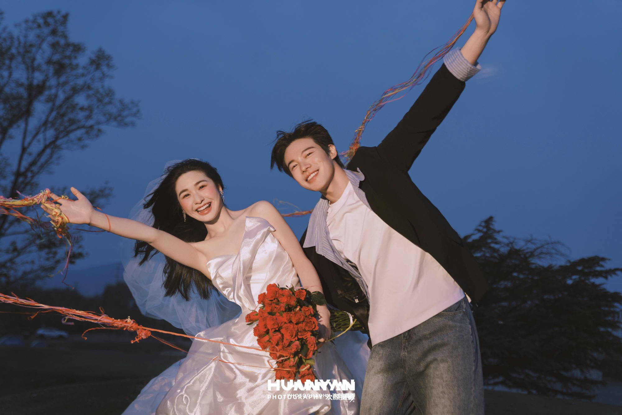 蓝暮红玫客片第3张｜胶片婚纱照，摄于户外自然