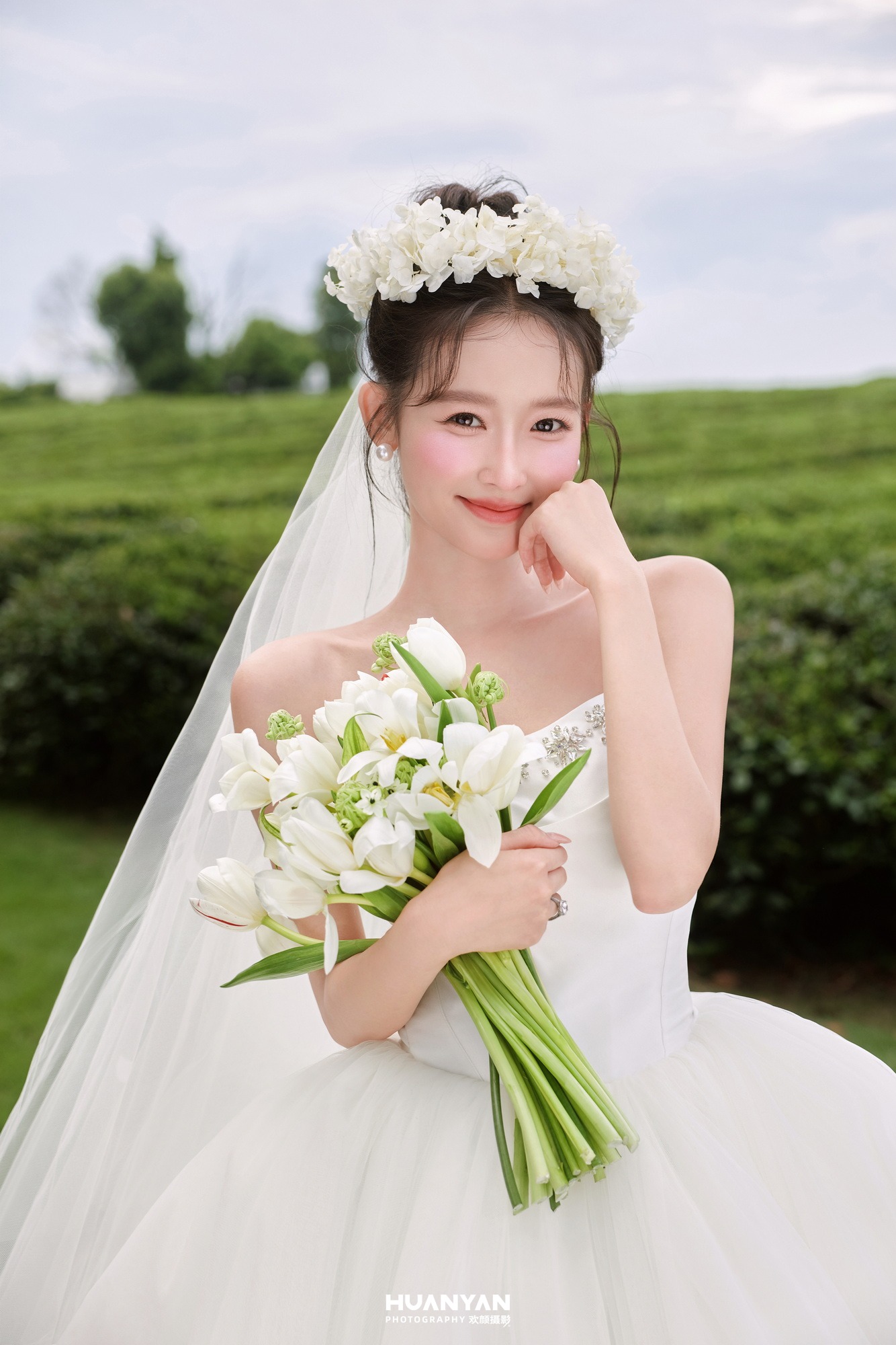 钟声香槟客片第3张｜韩式温柔婚纱照，摄于户外自然