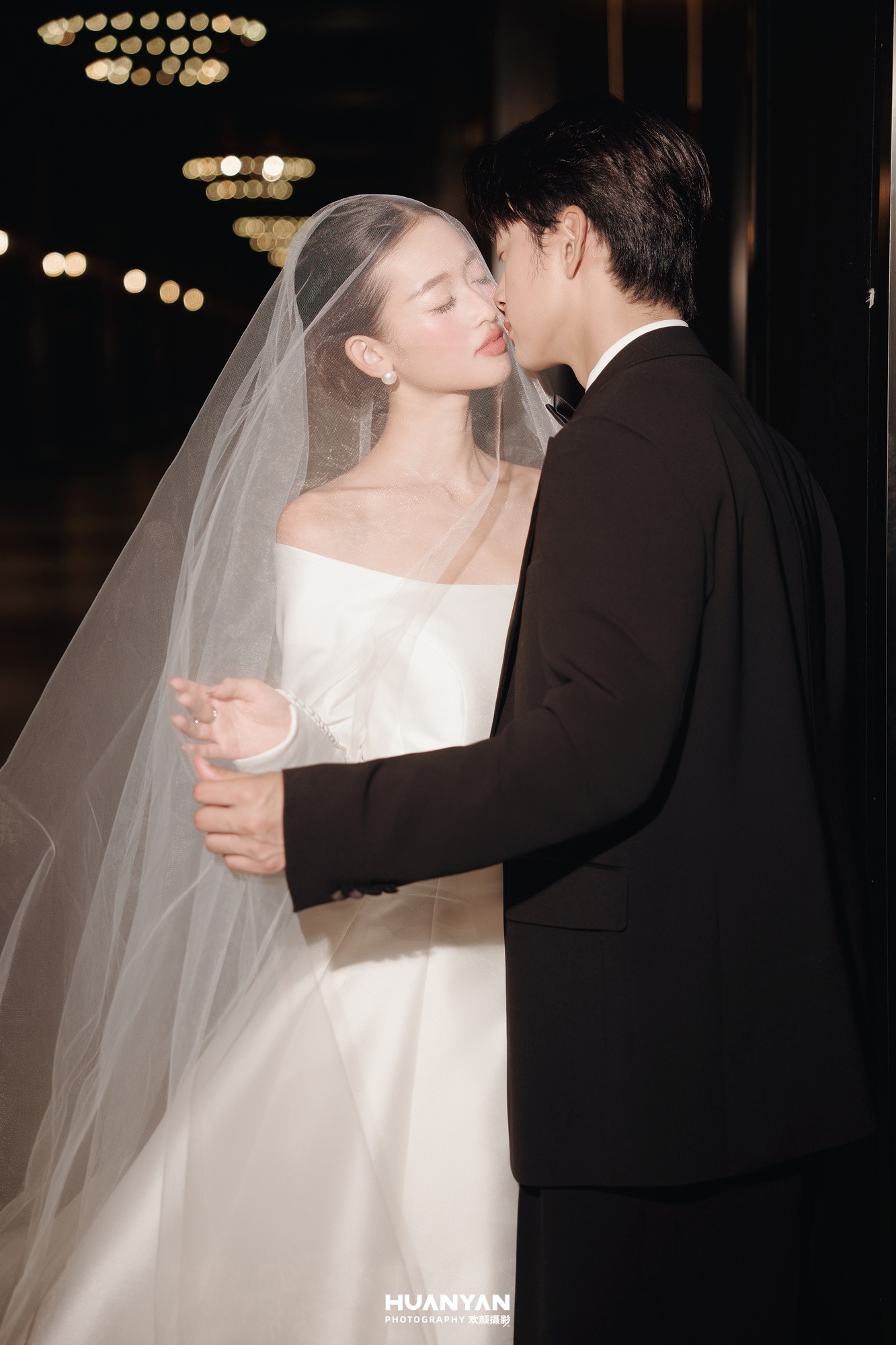 灯影入梦客片第7张｜浪漫唯美婚纱照，摄于室内影棚